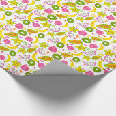 Fruitsalade op witte middelgrote schaal cadeaupapier (Hoek)