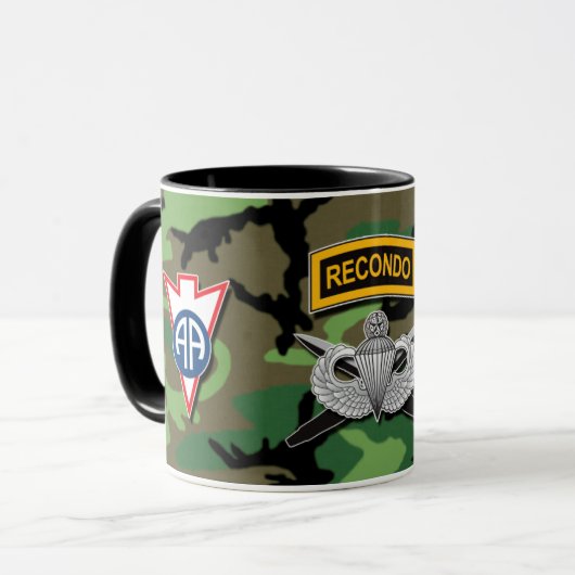 Ft. Bragg Recondo mug (Devant gauche)