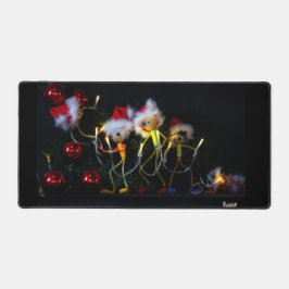 Fubby die Kerstverlichting in de Kerstboom hangen. Bureaumat