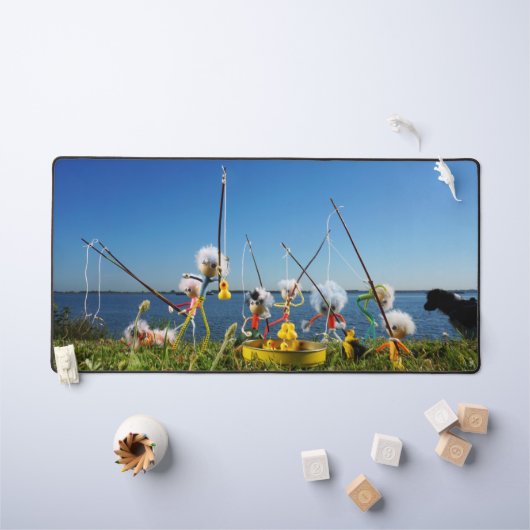 Fubby joue activement au jeu de la pêche. (Tableau pour enfants)