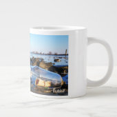 Fubby met flessenpost aan de kust. extra grote beker (Rechts)