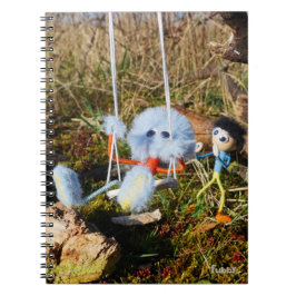 Fubby monster op de schommel. notitieboek