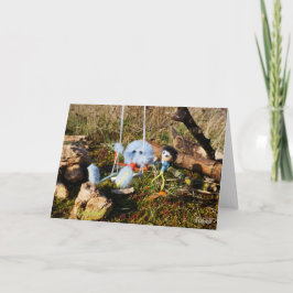 Fubby poppetje dat een monster duwt op schommel. bedankkaart