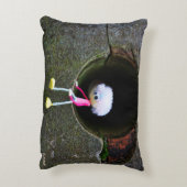 Fubby poppetje dat in een muur zit.  accent kussen (Achterkant (Verticaal))