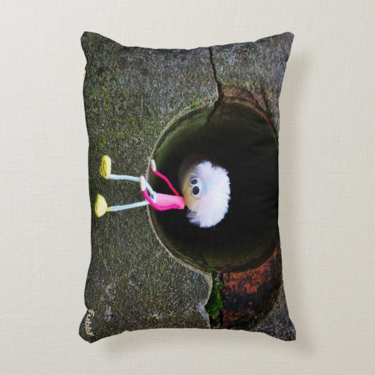 Fubby poppetje dat in een muur zit.  accent kussen (Voorkant(Verticaal))