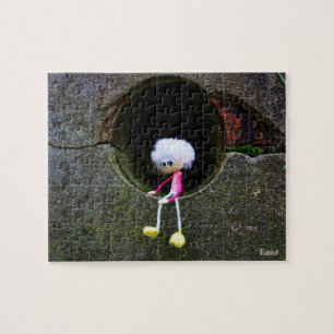 Fubby poppetje dat in een muur zit. Een schattig m Legpuzzel