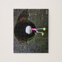 Fubby poppetje dat in een muur zit. Een schattig m