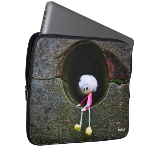 Fubby poppetje dat in een muur zit. laptop sleeve (Voorkant Rechts)