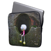 Fubby poppetje dat in een muur zit. laptop sleeve (Voorkant Links)