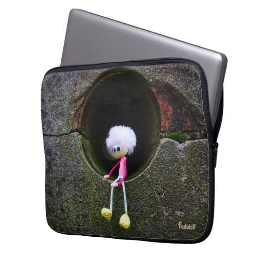 Fubby poppetje dat in een muur zit. laptop sleeve (Voorkant Links)