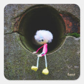 Fubby poppetje dat in een muur zit.  vierkante sticker (Voorkant)