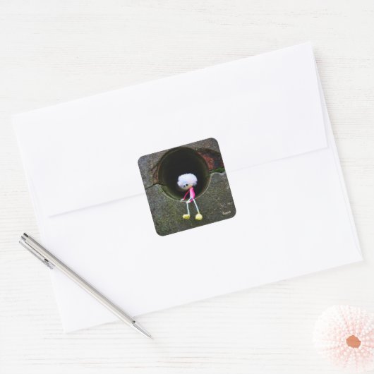Fubby poppetje dat in een muur zit.  vierkante sticker (Envelop)