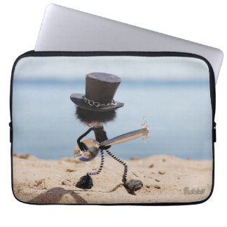 Fubby rock gitarist met hoed op het strand. laptop sleeve