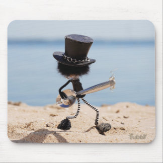 Fubby rock gitarist met hoed op het strand. muismat