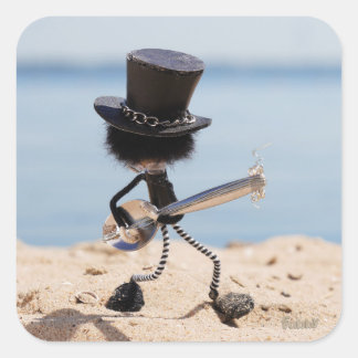 Fubby rock gitarist met hoed op het strand. vierkante sticker