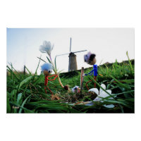 Fubby's bij een molen planten een krokus bol.