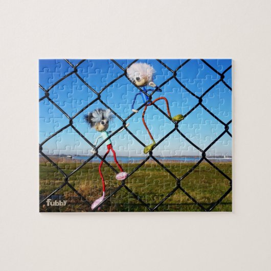 Fubby's die een hek beklimmen. legpuzzel (Horizontaal)