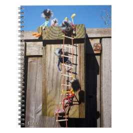 Fubby's die een vogelhuis beklimmen. notitieboek