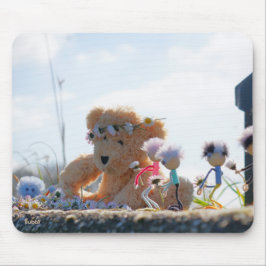 Fubby's die madeliefjes naar een Beer brengen. Muismat