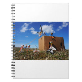 Fubby's die spelen met veren en vliegen. notitieboek