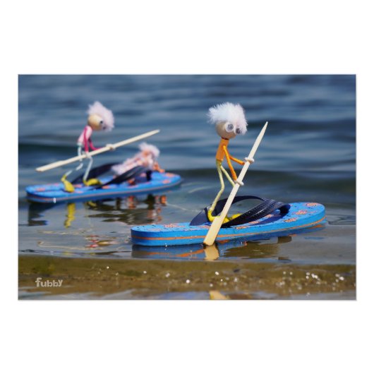 Fubby's op peddelboard dat een teenslipper is. perfect poster (Voorkant)