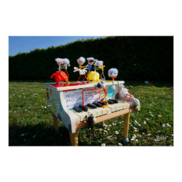 Fubby's op piano die muziek maken en dansen. perfect poster