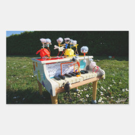 Fubby's op piano die muziek maken en dansen. rechthoekige sticker