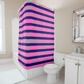 Fuchsia en white vijf strepen patroon met blauw douchegordijn (In situ)