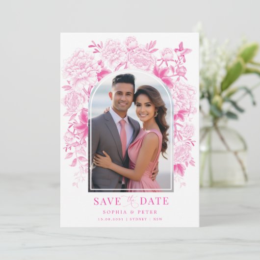 Fuchsia Floral Chinoiserie Bruiloft Save the Date Kaart (Staand voorkant)