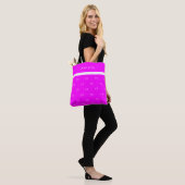 Fuchsia hot-roze monogram initiaal patroonnaam draagtas (Op model)