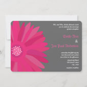 Fuchsia op Grijze Gerber Daisy bruiloft uitnodigin Kaart (Voorkant)