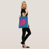 Fuchsia Pink Flower with blue background Tote Draagtas (Op model)