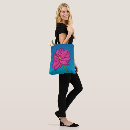 Fuchsia Pink Flower with blue background Tote Draagtas (Op model)