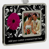 Fuchsia Pink Gerbera Daisy Black/White Swirl Girly Verzilverd Kader Ornament (Rechts)