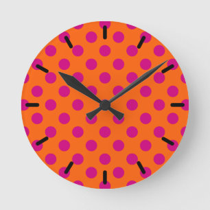 Fuchsia polka-punten op sinaasappel ronde klok