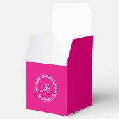Fuchsia Roze Wit Laurel Krans met Monogram Bedankdoosjes (Geopend)