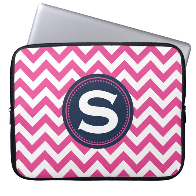 Fuchsia White Monogram Chevron Pattern Laptop Sleeve (Voorkant)