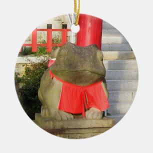 Fuku Kaeru 福 か る Fortune Frog met Red Yodarekake Keramisch Ornament