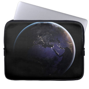 Full Earth met stadslichten van Europa 's nachts. Laptop Sleeve