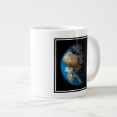 Full Earth toont gesimuleerde wolken boven Afrika. Extra Grote Beker (Voorkant rechts)