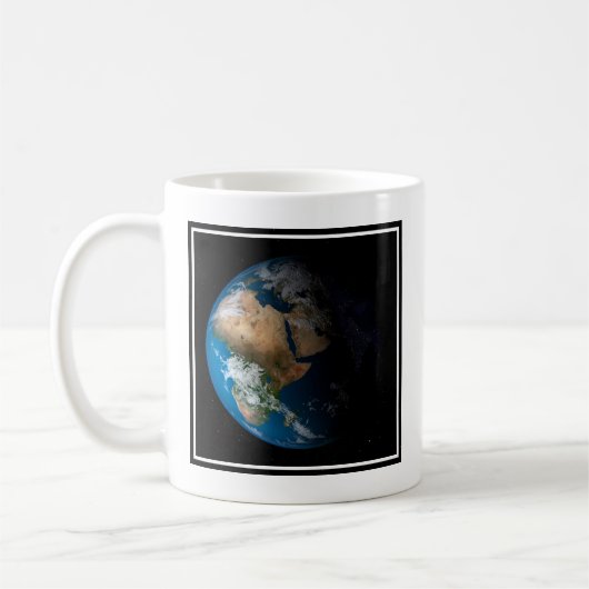 Full Earth toont gesimuleerde wolken boven Afrika. Koffiemok (Links)