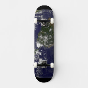 Full Earth toont tropische Stormen in de Atlantisc Skateboard