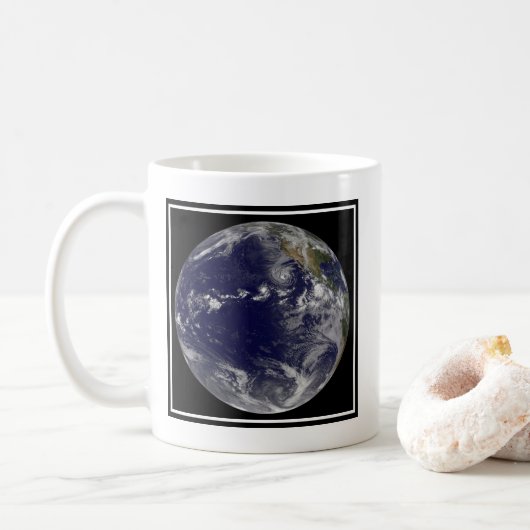 Full Earth toont verschillende tropische Stormen. Koffiemok (Met donut)