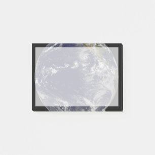 Full Earth toont verschillende tropische Stormen. Post-it® Notes