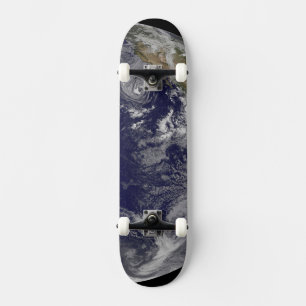 Full Earth toont verschillende tropische Stormen. Skateboard