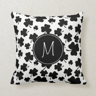 Fun Black & White Shamrock Pattern met monogram Kussen
