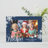 Fun Blue Snowflakes Modern Script minimalist Foto Feestdagenkaart (Staand voorkant)