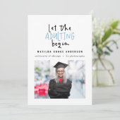 Fun cartoon die de foto van het afstuderen aanpast aankondiging (Staand voorkant)