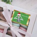 Fun Christmas Skeleton brillant Ornements Gold Bor<br><div class="desc">Ce étiquette personnalisé pour un bocal alimentaire a un squelette amusant tenant des ornements rouges et verts brillants jusqu'à ses yeux en portant un casquette du Père Noël rouge sur un arrière - plan vert avec de minuscules étincelles d'or à l'intérieur d'un cadre doré brillant. Customisez votre texte avec le...</div>