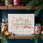 Fun Gingerbread Bakery Co Nom de famille personnal<br><div class="desc">Le décor de vacances parfait pour la cuisine familiale. Célébrez la saison magique des fêtes de la boulangerie avec notre signature personnalisée de cuisson de pain d'épices. Le design comprend nos maisons de pain d'épice imprimées à la main et les biscuits de bonhomme de neige, ainsi que d'autres friandises sucrées....</div>